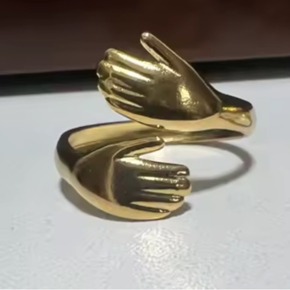 Retro Hand Hug Gold Ring - Picture 4 of 5